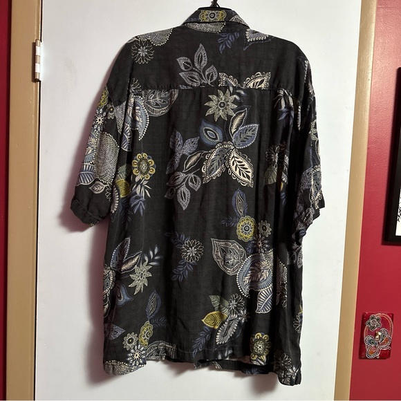 Tommy Bahama 100% Silk Hawaiian Shirt - Picture 9 of 9